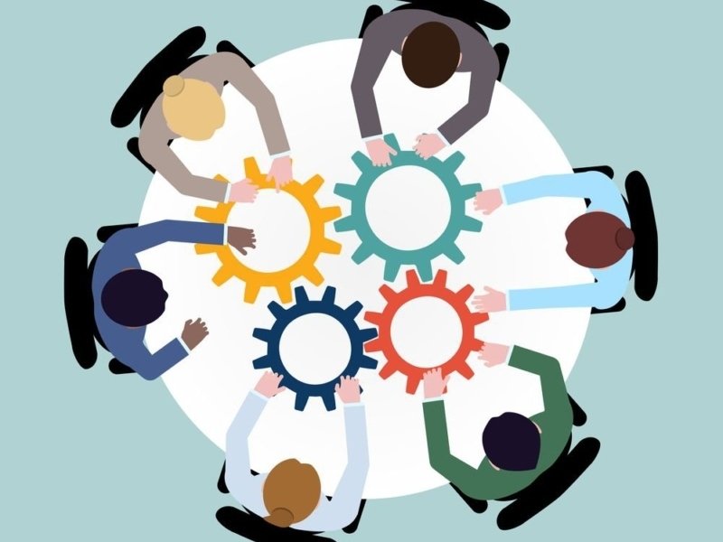 equipe dos sonhos da inovação na mesa trabalhando